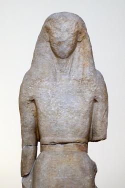 Níkandra z Naxu, možná také podoba Artemidy. Raná naxijská práce kolem r. 650 před n. l., vysoká 1,80 m. Plochá stylizace připomíná starší xoana. Národní archeologické museum v Athénách, inv. č. 1. Kredit: Zde, Wikimedia Commons. Licence CC 4.0.