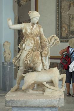 Artemis s jelenem nepochází z chrámu, je však z doby jen o málo pozdější než jeho přestavba, 125 až 100 před n. l., takže ilustruje proměny vkusu i vztahu k bohyni. Archeologické muzeum na Délu, A 449. Kredit: Zde, Wikimedia Commons. Licence CC 4.0.