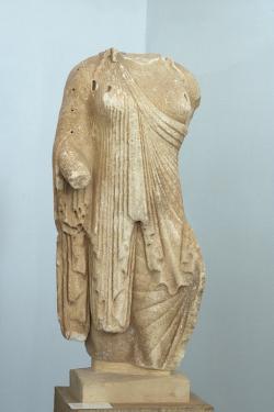 Koré z Paru, torzo, kolem 525 před n. l. Nalezená v Artemisiu na Délu. Museum na Délu, A 4064. Kredit: Zde, Wikimedia Commons. Licence CC 3.0.