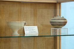 Další pozdně heladská keramika z hrobu panen hyperborejských, 1600 až 1200 před n. l. Archeologické muzeum na Délu. Kredit: Zde, Wikimedia Commons. Licence CC 4.0.