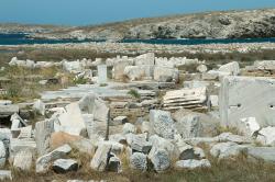 Okolí Keratonu, hned vedle Artemidina chrámu. Prostor mezi Domem Naxijských, zbytky chrámu G (nikoli Gamma) a Artemidiným chrámem (vpravo). Kredit: Zde, Wikimedia Commons. Licence CC 4.0.