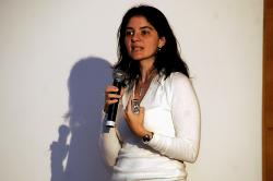 Brazilská neurovědkyně Suzana Herculano-Houzelová (* 1972) je odbornicí v oboru komparativní neuroanatomie. Nově publikovaná studie je jejím prvním vědeckým příspěvkem zaměřeným na druhohorní neptačí dinosaury. Kredit: CPFL Cultura; Wikipedia (CC BY 2.0)
