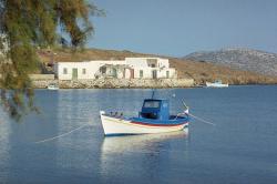 Pohled na rybářskou základnu kyrie Kalí. Odtud velela rybáře, hospodu, penzion, a kdoví, co ještě. Kredit: Zde, Wikimedia Commons. Licence CC 3.0. Pohled na rybářskou základnu kyrie Kalí. Odtud velela rybáře, hospodu, penzion, a kdoví, co ještě. Kredit: Zde, Wikimedia Commons. Licence CC 3.0.