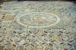 Mozaika v Maltezaně u Analipsi, Astypalea, asi 5. století n. l., ale možná 2. až 6. století n. l. Křesťanská nebo pohanská? Kredit: Zde, Wikimedia Commons. Licence CC 3.0. Mozaika v Maltezaně u Analipsi, Astypalea, asi 5. století n. l., ale možná 2. až 6. století n. l. Křesťanská nebo pohanská? Kredit: Zde, Wikimedia Commons. Licence CC 3.0.