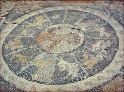 Hélios uprostřed zodiaku. Zodiak je obklopený vlnami Ókeanu a čtyřmi ročními dobami. S částečnou reparací perspektivy. Kredit: Zde, Wikimedia Commons. Licence CC 3.0. Hélios uprostřed zodiaku. Zodiak je obklopený vlnami Ókeanu a čtyřmi ročními dobami. S částečnou reparací perspektivy. Kredit: Zde, Wikimedia Commons. Licence CC 3.0.