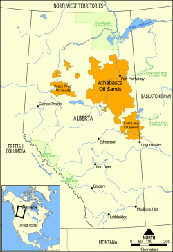 Mapka, zobrazující rozlohu tzv. Athabaských ropných písků na území kanadské Alberty. Jde o rozsáhlá ložiska nekonvenční ropy ve formě ropných živic. K objevu fosilie nodosaurida došlo jižně od vyznačeného Fort McMurray. Kredit: NormanEinstein, Wikipedie (volné dílo)