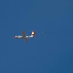 Dron Outlaw zasažený laserem systému ATHENA. Kredit: Lockheed Martin.