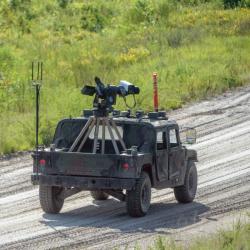 Autonomní Humvee v akci. Kredit: U. S. Army.