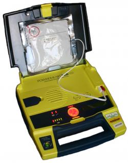 Automatický externý defibrilátor a označenie miesta, kde je uložený