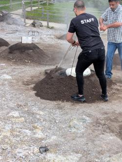 Příprava tradičního pokrmu na aktivní sopce. Kredit: M.P. Příprava tradičního pokrmu na aktivní sopce. Kredit: M.P.
