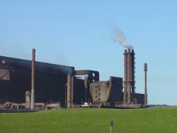 Kyslíkový konvertor Scunthorpe Steelworks. Kredit: Alan Murray-Rust. CC BY-SA 2.0