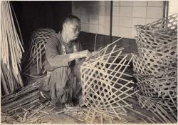 Pletení košíků z bambusu ve stylu kagome (1915). Kredit: A .Davey, Wikimedia Commons, , CC BY-SA 4.0.