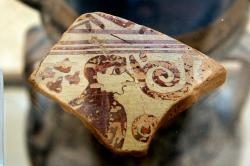 Střípek řecké keramiky kykladské produkce, z pohřebiště severně od Paroikie, 7. století před n. l., s malbou v orientalizujícím stylu. Archeologické muzeum na Paru. Kredit: Zde, Wikimedia Commons. Licence CC 4.0.
