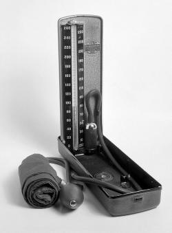 Klasika v meraní tlaku krvi – ortuťový tlakomer. Kredit: Wikipedia, CC 4.0)