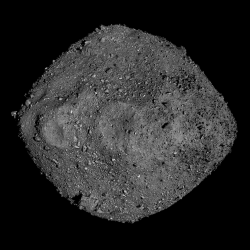 Portrét asteroidu Bennu pořízený optikou kosmické lodi OSIRIS-Rex. Kredit: NASA.
