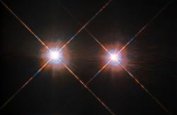 Mnohem méně extrémní dvojhvězda pro ilustraci. Kredit: ESA/Hubble & NASA, Wikimedia Commons, CC BY-SA 4.0.