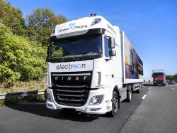 Bezdrátově nabíjený náklaďák. Kredit: VINCI Autoroutes. Bezdrátově nabíjený náklaďák. Kredit: VINCI Autoroutes.