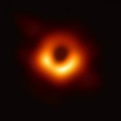 Snímek supermasivní černé díry M87*. Kredit: Event Horizon Telescope / Wikimedia Commons.