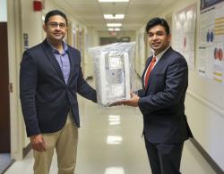 Azeem Mohammed (vlevo) a Sandeep Padala. Vědátorské duo urologů přicházejících s nápadem, jak nemocným potlačit destruktivní cytokinovou bouři:  (Foto: Phil Jones,Georgia Health Sciences University).