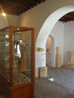 Část interiéru Archeologického muzea na Sifnu (Kastro). Kredit: Zde, Wikimedia Commons. Licence CC 4.0.
