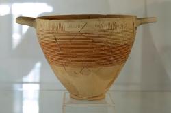 Protokorintská kotylé, začátek 7. století před n. l. Nález ze starého Sifnu (nynější Kastro). Archeologické muzeum v Kastru na Sifnu. Kredit: Zde, Wikimedia Commons. Licence CC 4.0.