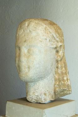 Erodovaná hlava kúra ze Sifnu, kolem roku 550 před n. l. Archeologické muzeum na Sifnu (Kastro). Kredit: Zde, Wikimedia Commons. Licence CC 4.0.
