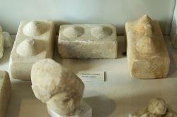 Antická mramorová závaží. Archeologické muzeum na Sifnu (Kastro). Kredit: Zde, Wikimedia Commons. Licence CC 4.0.