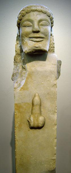 Mramorová hermovka Herma Ithyfalického, vysoká 66 cm. Sifnos, 520 před n. l. Národní archeologické muzeum v Athénách, 3728. Kredit: Ricardo André Frantz, Wikimedia Commons. Licence CC 3.0.