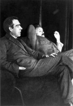 Niels Bohr a Albert Einstein při debatách o kvantové teorii, snímek Paula Ehrenfesta (kredit: Wikimedia Commons)