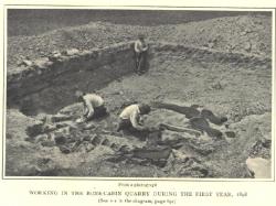 Část týmu z Amerického přírodovědeckého muzea v New Yorku, pracující v roce 1898 na lokalitě Bone Cabin Quarry. Původní „kostěná chatrč“, jejíž základy byly nevědomky vytvořeny z fragmentů dinosauřích kostí, už tu v té době pravděpodobně nestála. Kredit: Century Magazine; Wikipedia (volné dílo).