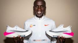 Eliud Kipchoge s použitými běžeckými botami Nike