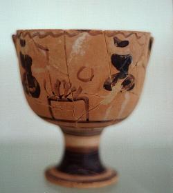 Ženy kolem ohně, který hoří na oltáři. Černo-figurová malba na menším poháru, kolem roku 500 před n. l. Archeologické muzeum v Braronu (Vraone). Kredit: Zde, Wikimedia Commons. Licence CC 4.0.