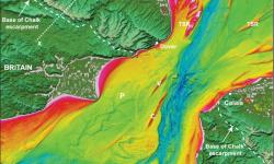 Batymetrická mapa (vzniklá měřením hloubky moře) ukazuje výraznou prohlubeň táhnoucí se středem úžiny. Je lemována skalním hřebenem jak v jižní Británii, tak severní Francii. V minulosti byl jednolitý. Kredit: Imperial College London
