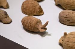 Figurky nosorožíků (rod Oryctes). Piskokefalo, 1650-1500 před n. l. Archeologické muzeum v Irakliu. Kredit: Zde, Wikimedia Commons. Licence CC 4.0.