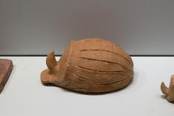 Figurky nosorožíků (rod Oryctes). Piskokefalo, 1650-1500 před n. l. Archeologické muzeum v Irakliu. Kredit: Zde, Wikimedia Commons. Licence CC 4.0.