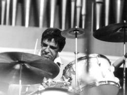 Bernard "Buddy" Rich, americký jazzový bubeník je označován za jednoho z nejgeniálnějších světových bubeníků s virtuózní technikou zvládající velké množství bubenických udělátek. (Foto: Paul Spürk , CC BY 3.0, Wikipedia)