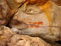 Skalní malby Sanů (Křováků) ve Stadsaalských jeskyních v pohoří Cederberg (jihozápad Jihoafrické republiky). Podobným způsobem jimi byli zobrazováni nejen tvorové z naší geologické přítomnosti, ale také pravěcí živočichové, jejichž fosilie domorodí obyvatelé těchto oblastí náhodně objevovali. Kredit: Valroe; Wikipedia (volné dílo)