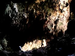 Vnitřní prostor jeskyně Callao Cave na ostrově Luzon. Kredit: Ervin Malicdem. Snímek pořízen v roce 2013. CC BY-SA 4.0         https://en.wikipedia.org/wiki/Callao_Cave#/media/File:Callao_Cave.jpg      
Další obrázky z vykopávek projektu CALLAO CAVE ARCHAEOLOGY PROJECT jsou přístupné na stránce NG zde.