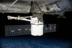 Kosmický bezpilotní „náklaďák“ SpaceX Cargo Dragon zaparkovaný pod ISS Kredit: NASA