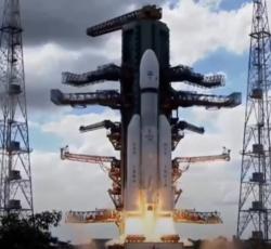 Nosná raketa Launch Vehicle Mark-3 startuje. Kredit: @WION, youtube video screenshot