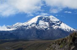 Chimborazo ze severu. S nadmořskou výškou 6 263 m je Chimborazo nejvyšší horou Ekvádoru a And severně od Peru; je vyšší než kterýkoli severnější vrchol v Americe. Foto: Dick Culbert, Wikipedia, CC BY 2.0 . 