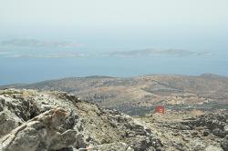 Pohled z vrcholu hory Zás (1001 m) na Naxu. Kredit: Zde, Wikimedia Commons. Licence CC 4.0.