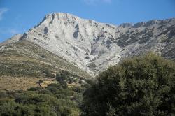Hora Zás z cesty z Filoti k Pyrgos Cheimarrou. Kredit: Zde, Wikimedia Commons. Licence CC 4.0.