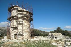 Pyrgos Cheimarrou a staré kostelíky. Kredit: Zde, Wikimedia Commons. Licence CC 3.0.