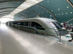 Čínský maglev ve stanici. Kredit: Chainwit, Wikimedia Commons, CC BY-SA 4.0.