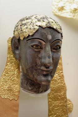 Apollón, torzo posvátné sochy ze slonoviny a zlata pro svatyni v Delfách, 550 před n. l. Archeologické muzeum v Delfách. Kredit: Wikimedia Commons.