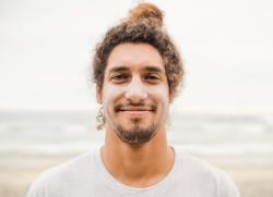 Cliff Kapono, surfař, vědec a vedoucí výzkumný pracovník projektu Surfer Biome, University of California, San Diego