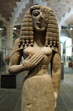 Tzv. Dáma z Auxerre, soška ženy (bohyně?). Vápenec, zdobeno rytím, původně i polychromií. Asi z Kréty, 640 až 630 před n. l. Louvre, Ma 3098. Kredit: Jastrow, Wikimedia Commons. Licence CC 2.5.
