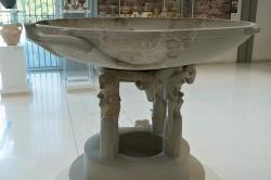 Velké mramorové perirrhantérion z Poseidonova chrámu, asi 7. století před n. l. Archeologické muzeum v Isthmii. Kredit: Zde, Wikimedia Commons. Licence CC 4.0.