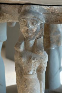 Detail jedné z postav nesoucích tuto očistnou nádobu, asi 7. století před n. l. Archeologické muzeum v Isthmii. Kredit: Zde, Wikimedia Commons. Licence CC 4.0.